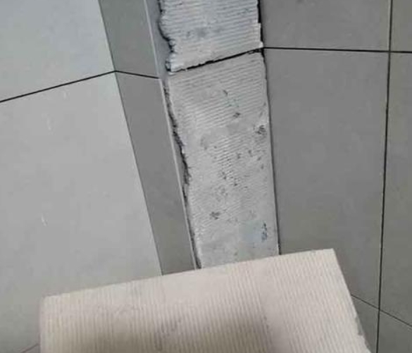 大竹瓷砖空鼓维修公司分享下厨房瓷砖脱落的补救措施。